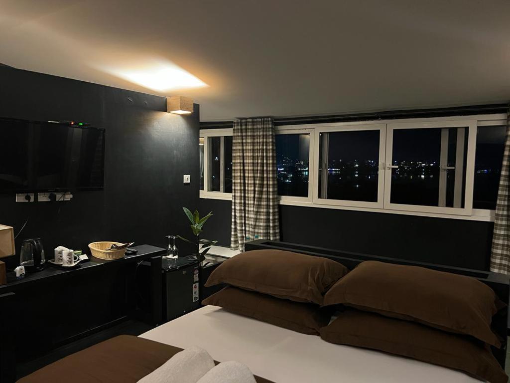Gusto Accommodation Pokhara Extérieur photo